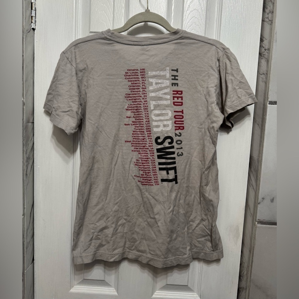 Taylor Swift The RED Tour 2013 Concert T-Shirt Women’s Small Unisex Light Gray - Picture 12 of 16